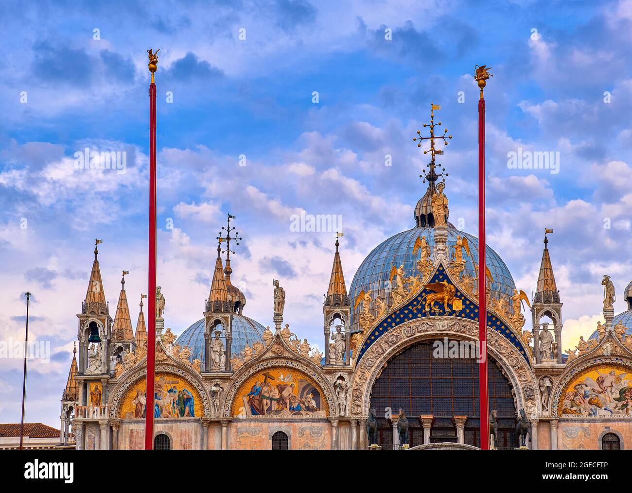 Nahaufnahme der Hauptfassade der Markukathedrale in Venedig. Italien. UNESCO-Weltkulturerbe, blauer Himmel, Wolke, Dekorationen, Mosaiken, Marmorschnitzereien Stockfoto