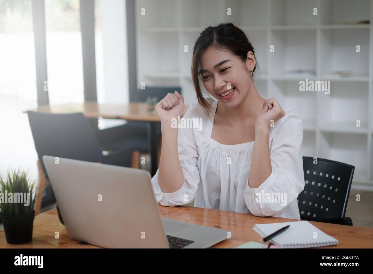 Online-Kurs. Junge Student. Junge schöne Schüler Erfolg, wenn Prüfung zu bestehen. Stockfoto