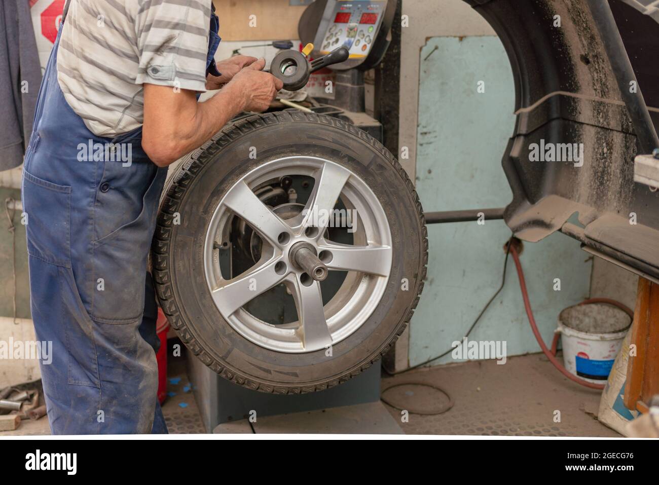 Auto Mechaniker balancieren Autorad, Reifen auf einem Computer Maschine Balancer in Auto-Reparatur-Service.Wheel balancing auf einer speziellen Ausrüstung. Stockfoto