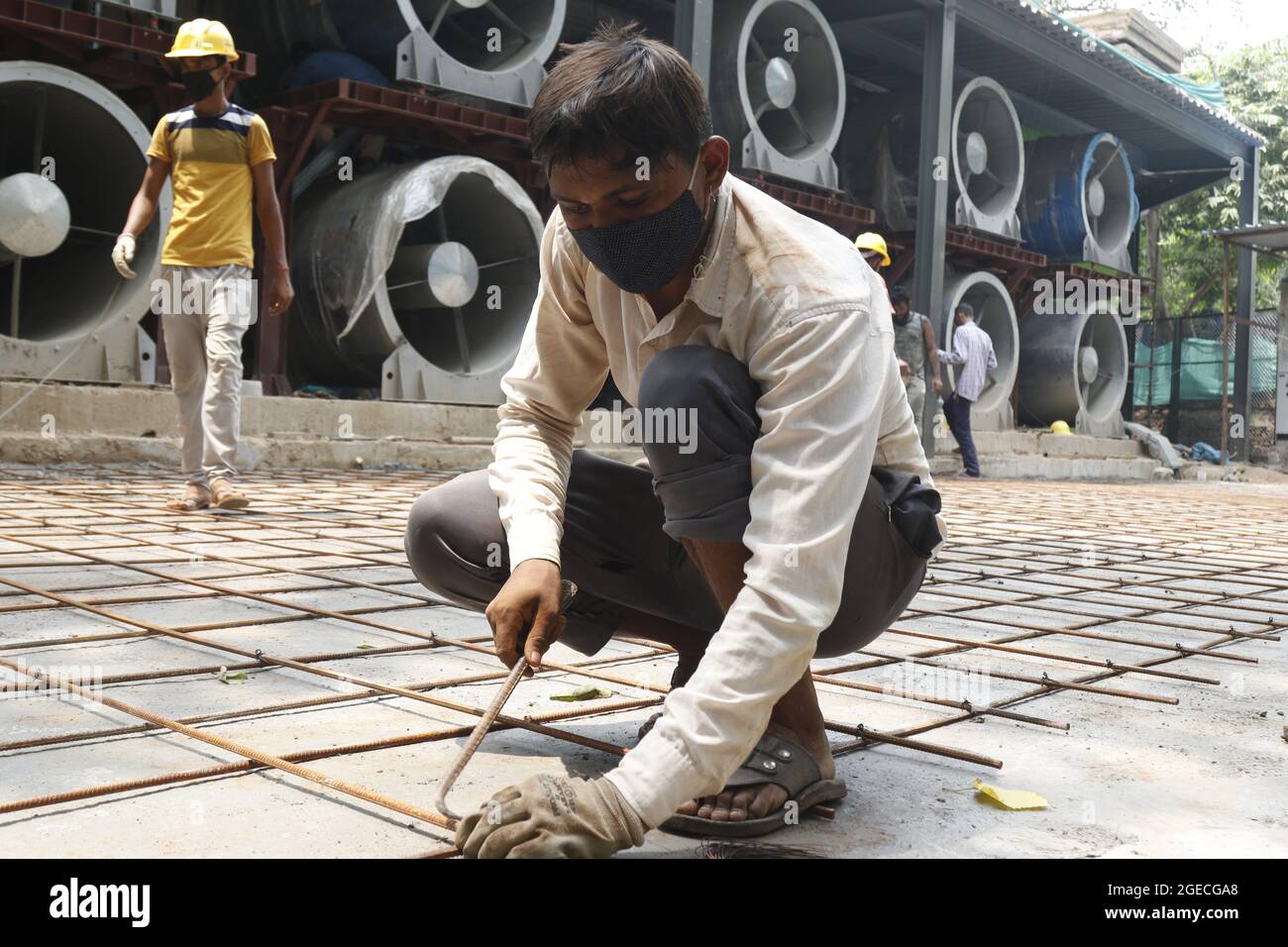 Der Umweltminister von Delhi, Gopal Rai, besucht mit Beamten am 19. August 2021 in Neu-Delhi, Indien, die Baustelle des Smog-Turms zur Bekämpfung der Umweltverschmutzung in der Hauptstadt Baba Kharak Singh Marg, Connaught Palace. Die Regierung von Delhi finanziert den Bau des Smog-Turms, der auf Anweisung des Obersten Gerichtshofs mit einem Budget von 20 crore von Tata Projects Limited errichtet wird. Jeder Turm wird über 40 Lüfter und 40 Lärmschutzvorrichtungen verfügen und eine Fläche von 28 m2 abdecken. Die Türme werden geschätzt, um die Konzentration von PM2,5 um 50 % bis 70 % in einem Umkreis von etwa 1 km um sie herum zu reduzieren. Stockfoto