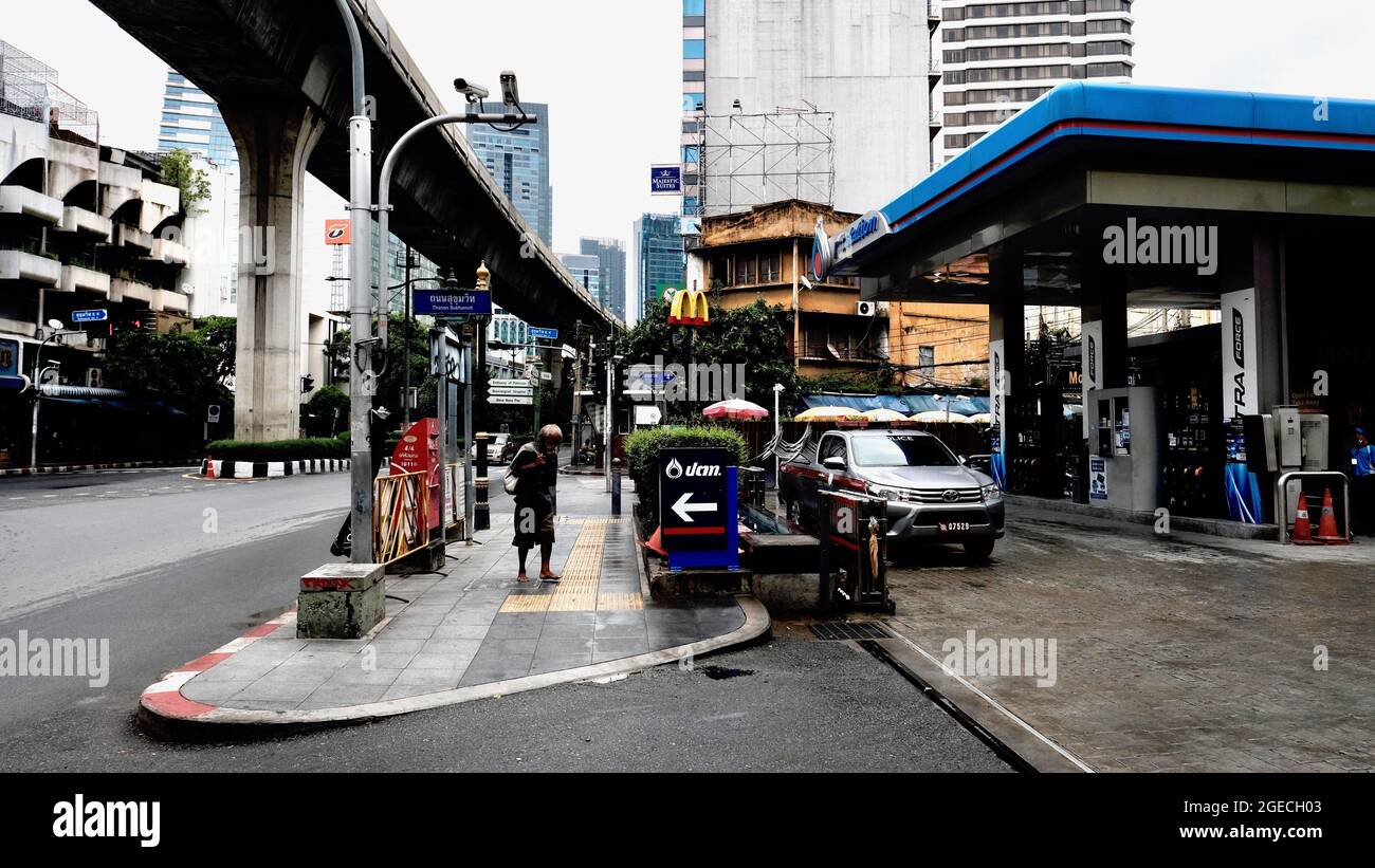 Tankstelle in der Nähe der BTS-Station Udom Suk an der Sukhumvit Road Soi 103 Bangkok Thailand Stockfoto