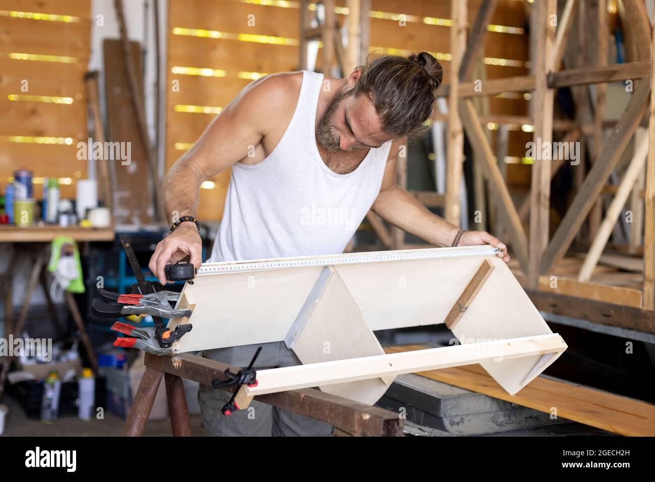 Mann, der einen kleinen Schrank für einen Wohnwagen baute Stockfoto
