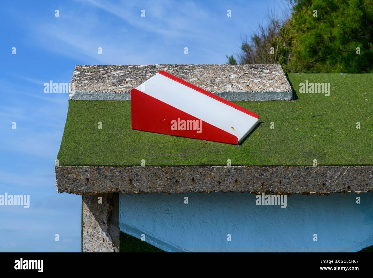18 Löcher (2008) von Richard Wilson. Der Künstler recycelt einen alten verrückten Golfplatz Sägen es bis zu drei Skulpturen in Form von Strandhütten. Stockfoto