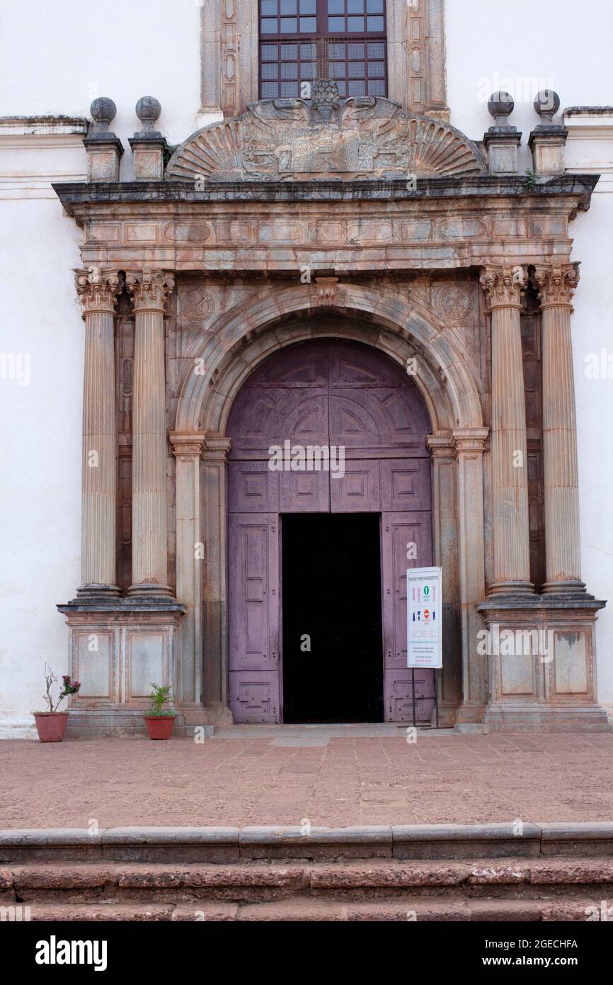 Eintritt in die Kirche des heiligen Franziskus von Assisi, die mit dem Archäologischen Survey of India, Goa, verbunden ist Stockfoto