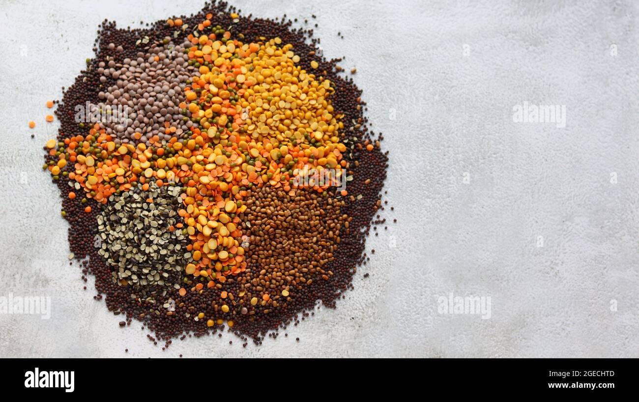 Split black gram, Split bengal gram, turkish gram, Tau gram, ganze schwarze Linsen, Hülsenfrüchte und Körner Stockfoto