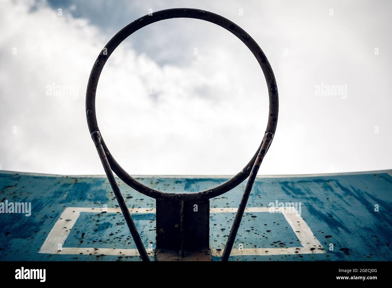 Direkt Unterhalb Von Shot Of Basketball Hoop Against Sky. Stockfoto