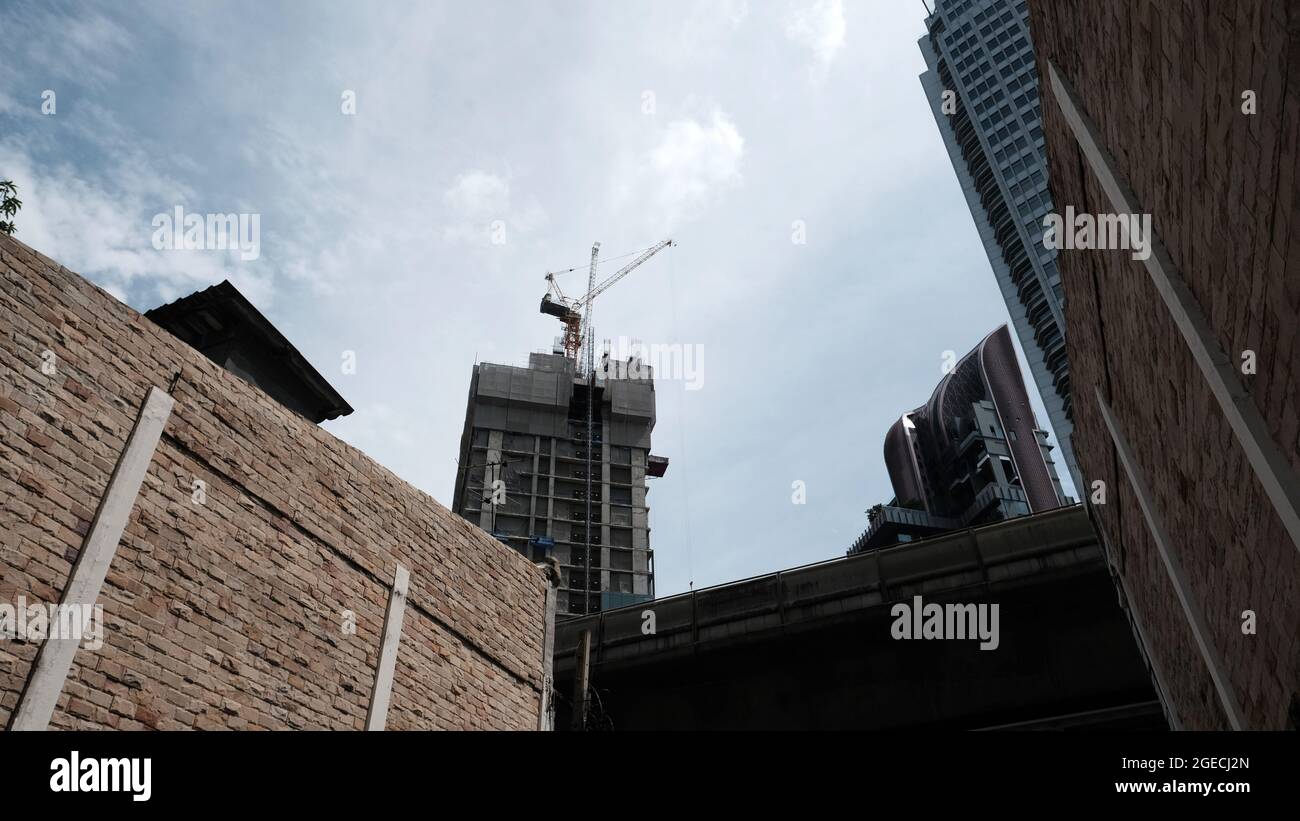 Überall in Bangkok, Thailand, wird gebaut, um Wolkenkratzer-Türme zu bauen Stockfoto