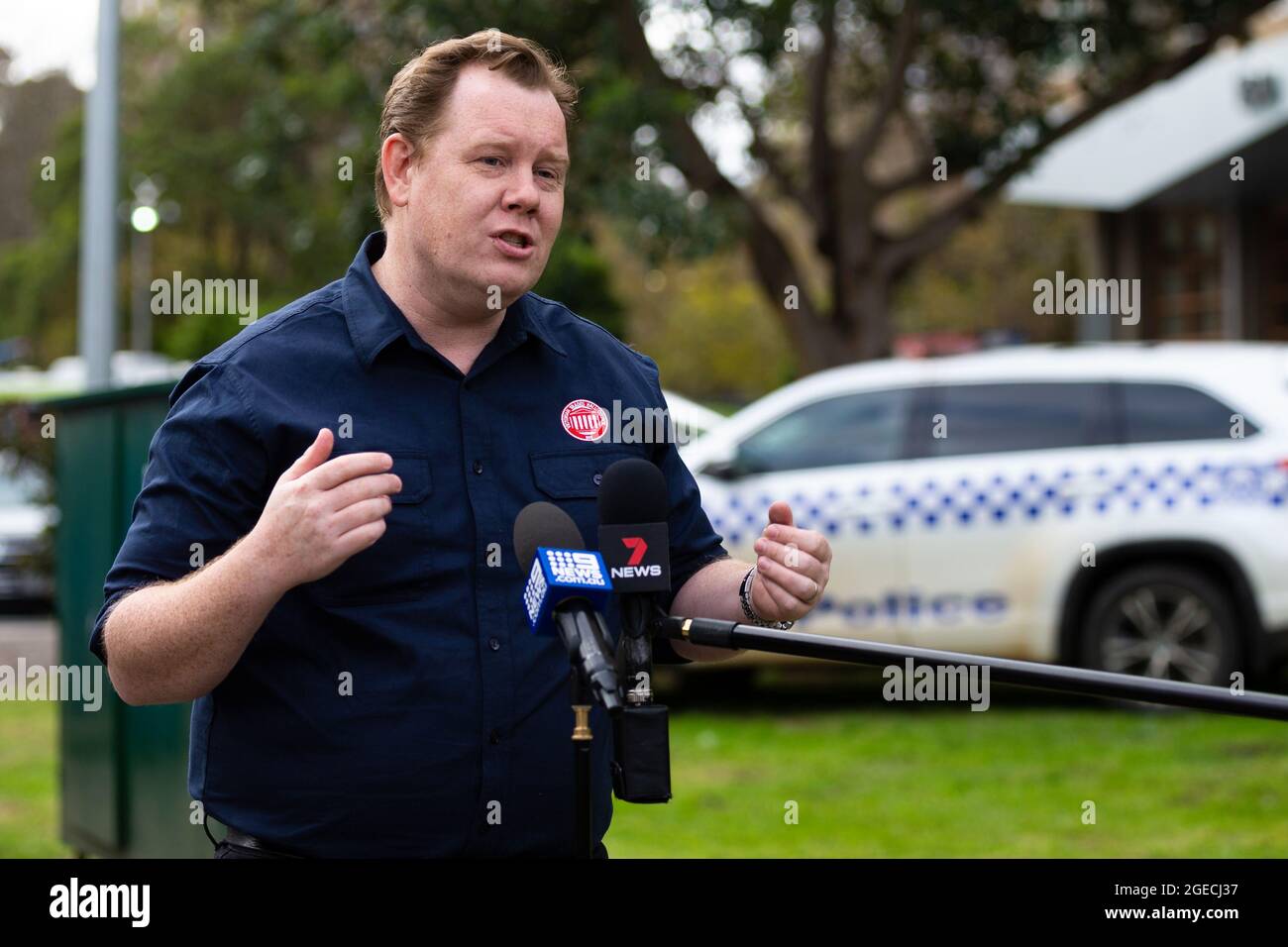 Melbourne, Australien, 5. Juli 2020. Ein Sprecher von Trades Hall spricht mit den Medien über ein massives Programm zur Lebensmittelzustellung, das am Montag beginnen soll, wo 3,000 Mahlzeiten vom Asylum Seeker Resource Center zubereitet und allen Bewohnern der verschlossenen Türme inmitten einer vollständigen und vollständigen Sperre von 9 Mahlzeiten geliefert werden Housing commission Hochhäuser in North Melbourne und Flemington während der COVID-19 am 5. Juli 2020 in Melbourne, Australien. Nachdem über Nacht 108 neue Fälle aufgedeckt wurden, kündigte Premier Daniel Andrews am 4. Juli an, dass in der vergangenen Nacht um Mitternacht zwei weitere Vororte entstanden sind Stockfoto