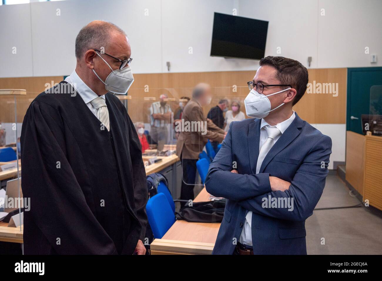 Trier, Deutschland. August 2021. Der Oberste Staatsanwalt Eric Samel (r) spricht vor dem Prozess im Gerichtssaal des Landgerichts Trier mit dem Anwalt des Angeklagten Frank Peter. Der Angeklagte soll am 1. Dezember 2020 in seinem Geländewagen durch die Fußgängerzone von Trier gefahren sein, um so viele Menschen wie möglich zu töten oder zu verletzen. Die Staatsanwaltschaft wirft ihm fünf Mordanklagepunkte und 18 Mordanklagepunkte vor. Kredit: Harald Tittel/dpa - ACHTUNG: Person im Hintergrund verpixelt durch Befehl des Gerichts/dpa/Alamy Live News Stockfoto