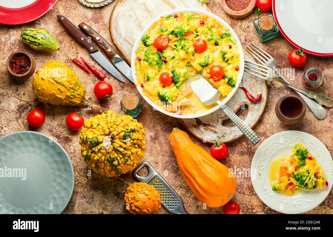 Gemüseauflauf mit Brokkoli und Kürbis.Frittata oder Auflauf mit ...