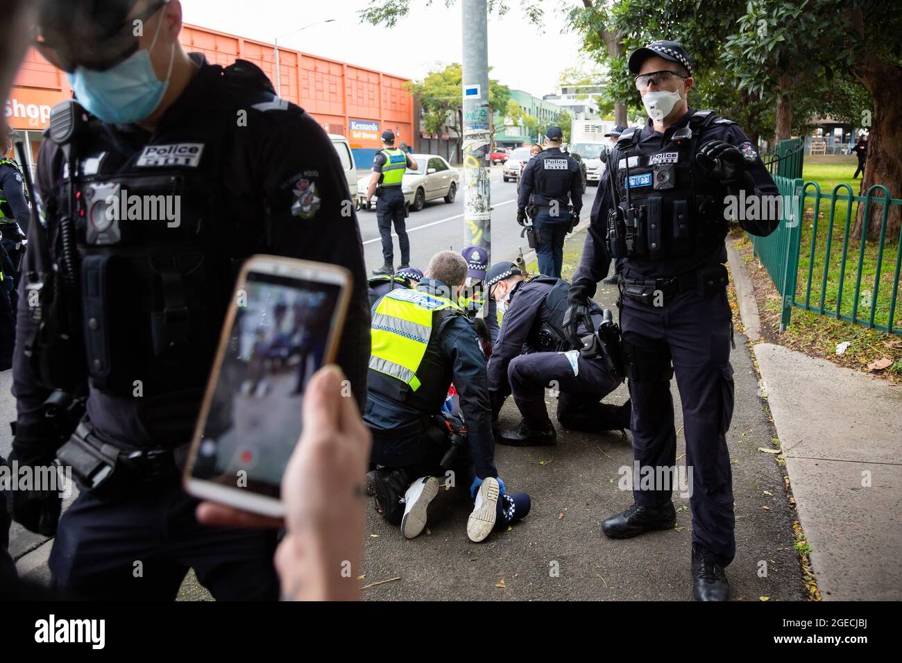 Melbourne, Australien, 7. Juli 2020. Eine Frau, die auf der Straße zur Unterstützung der Bewohner der Rennbahn 120 steht, wird gewaltsam zu Boden geschlagen und verhaftet, als die Polizei am dritten vollen Tag der totalen Sperrung von 9 Hochhäusern der wohnkommission eine kleine Anzahl von Menschen anschwärmen wird North Melbourne und Flemington während der COVID 19.Nachdem über Nacht 191 COVID-19 Fälle aufgezeichnet wurden, musste Premier Daniel Andrews heute bekannt geben, dass die gesamte Metropole Melbourne zusammen mit einem regionalen Zentrum, Mitchell Shire, erneut drei Sperrungen ab Mitternacht Mittwoch, in die Bühne zurückkehrt Stockfoto
