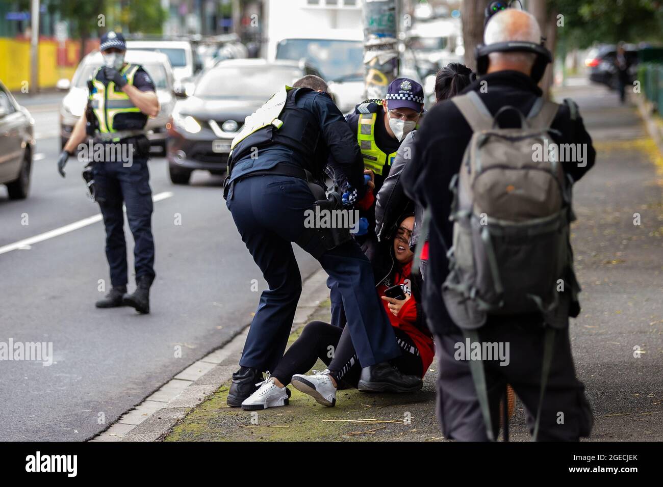 Melbourne, Australien, 7. Juli 2020. Eine Frau, die auf der Straße zur Unterstützung der Bewohner der Rennbahn 120 steht, wird gewaltsam zu Boden geschlagen und verhaftet, als die Polizei am dritten vollen Tag der totalen Sperrung von 9 Hochhäusern der wohnkommission eine kleine Anzahl von Menschen anschwärmen wird North Melbourne und Flemington während der COVID 19.Nachdem über Nacht 191 COVID-19 Fälle aufgezeichnet wurden, musste Premier Daniel Andrews heute bekannt geben, dass die gesamte Metropole Melbourne zusammen mit einem regionalen Zentrum, Mitchell Shire, erneut drei Sperrungen ab Mitternacht Mittwoch, in die Bühne zurückkehrt Stockfoto