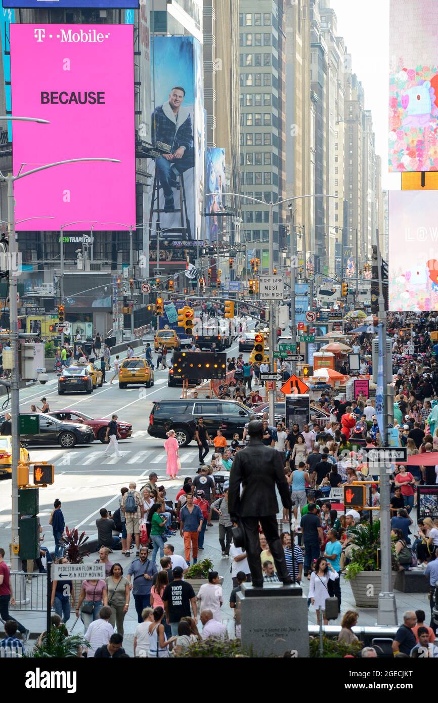 USA, New York City, Manhattan, Verkehr und Menschenmassen am Time Square an der Kreuzung Broadway und Seventh Avenue, deutsches Mobilfunkunternehmen T-Mobile Advertising Stockfoto
