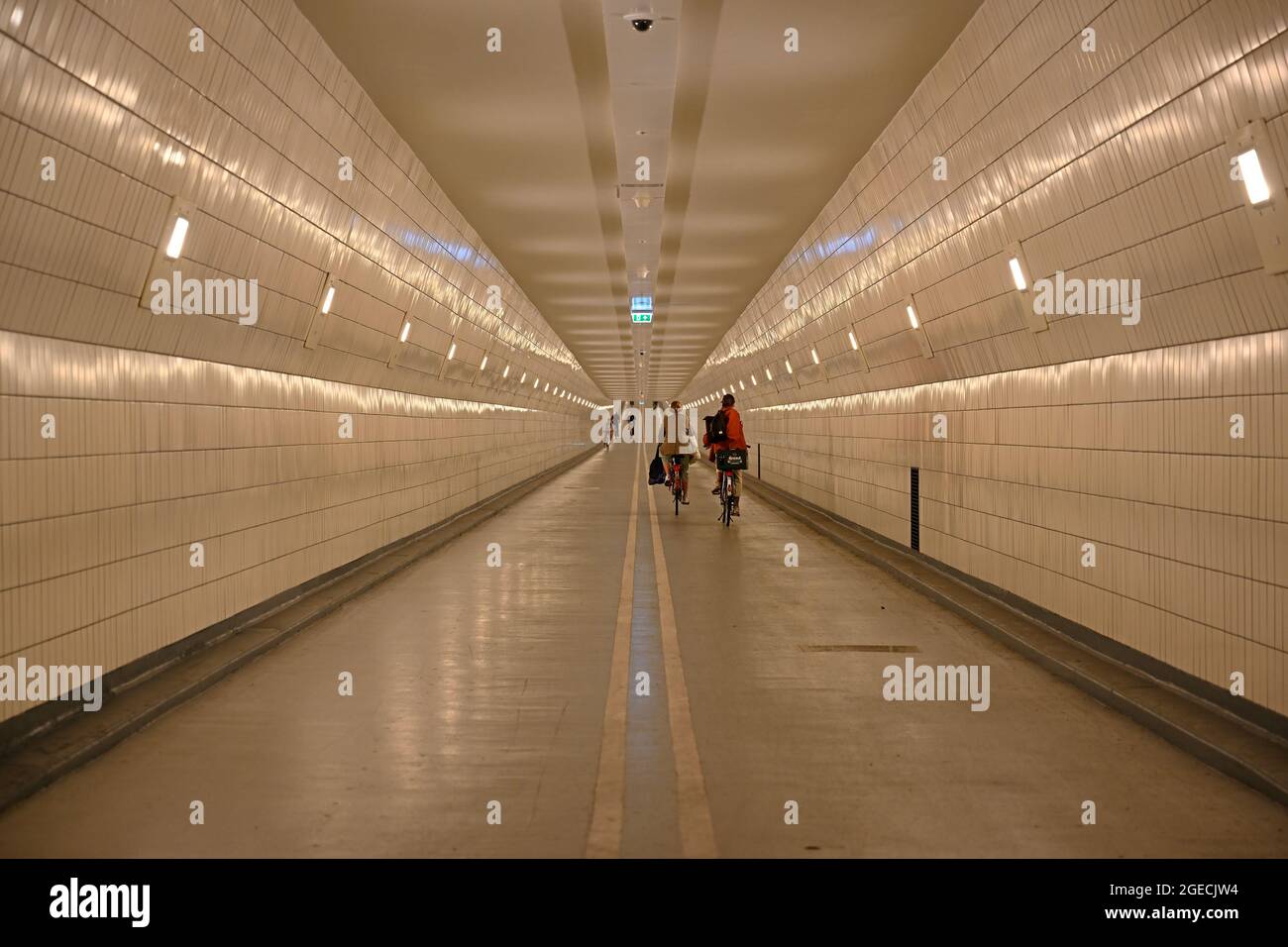 rotterdam - niederlande - 2021.08.06: Radler, die am maastunnel unter dem Fluss nieuwe maas ( neue maas ) vorbeifahren -- [Credit: joachim affeldt - größeres Format A Stockfoto