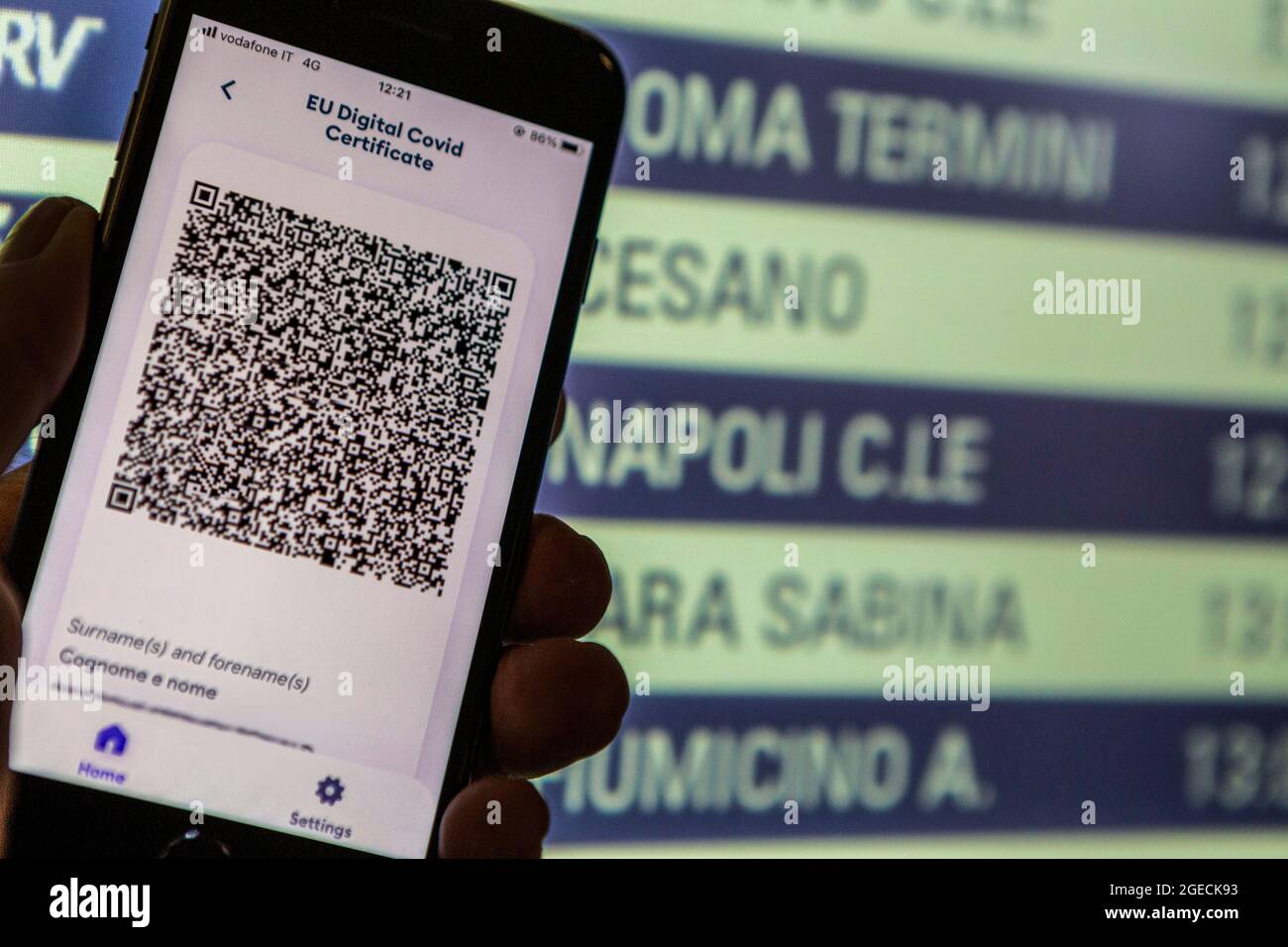 Rom, Italien. Juli 2021. Rom, Italien, Donnerstag, 29. Juli 2021. EU Covid Digital Certificate Green Pass auf Handy vor einem Zug gehalten Stockfoto