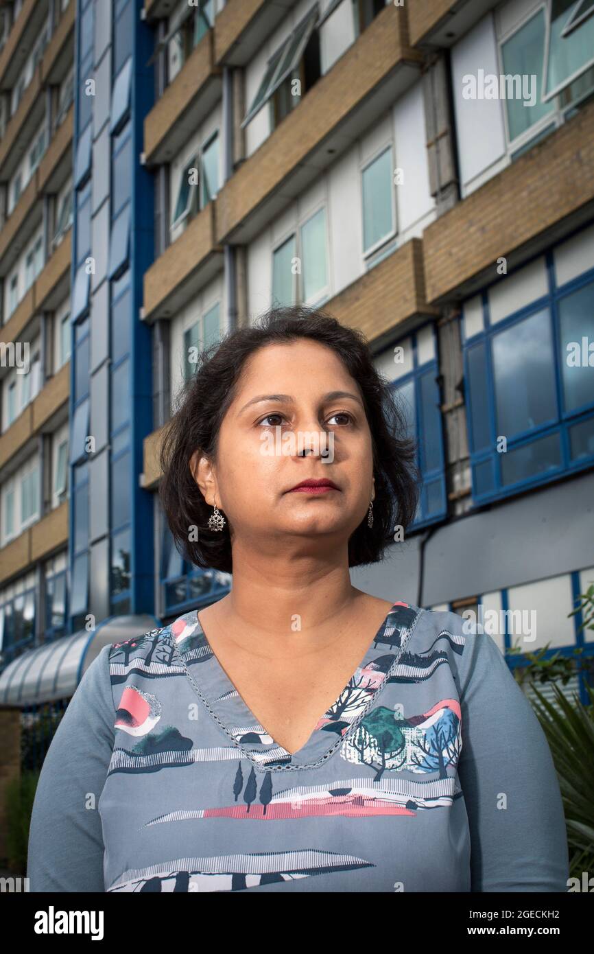 UK ,Kent,Bromley am 14. August: Ritu Saha, die Mitbegründerin der UK Cladding Action Group, lebt im obersten Stockwerk des Northpoint-Gebäudes. Stockfoto