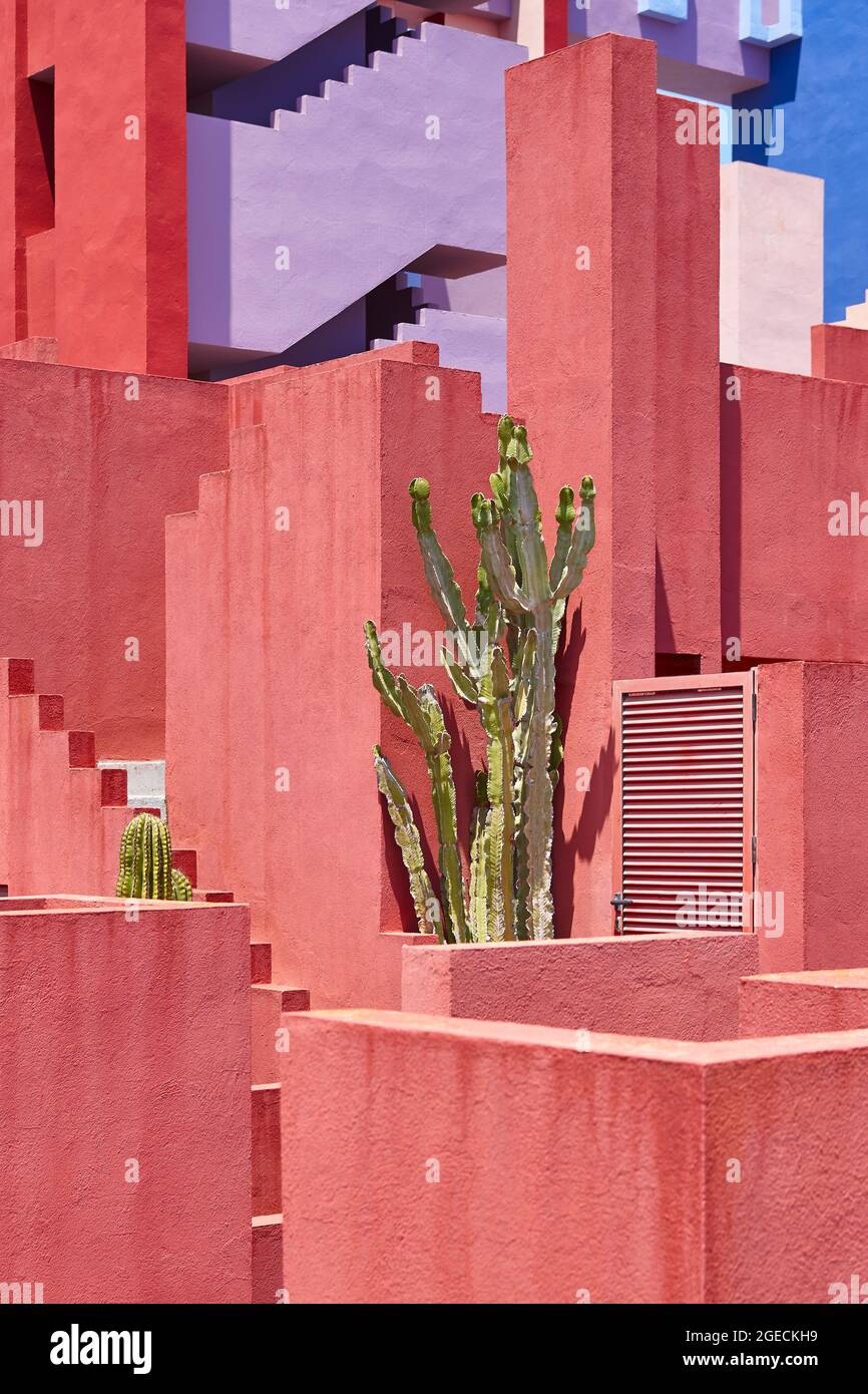 Geometrisch farbiger Gebäudeentwurf. Die rote Mauer, La manzanera. Calpe, Spanien Stockfoto