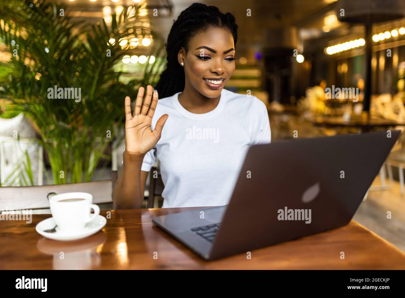 Afrikanische Frau, junge Studentin mit Afro-Haar reden, winkende Hand, mit Laptop-Computer Videokonferenz anrufen Gruß Freund von Webcam virt Stockfoto