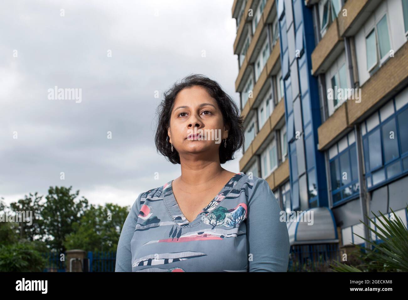 UK ,Kent,Bromley am 14. August: Ritu Saha, die Mitbegründerin der UK Cladding Action Group, lebt im obersten Stockwerk des Northpoint-Gebäudes. Stockfoto