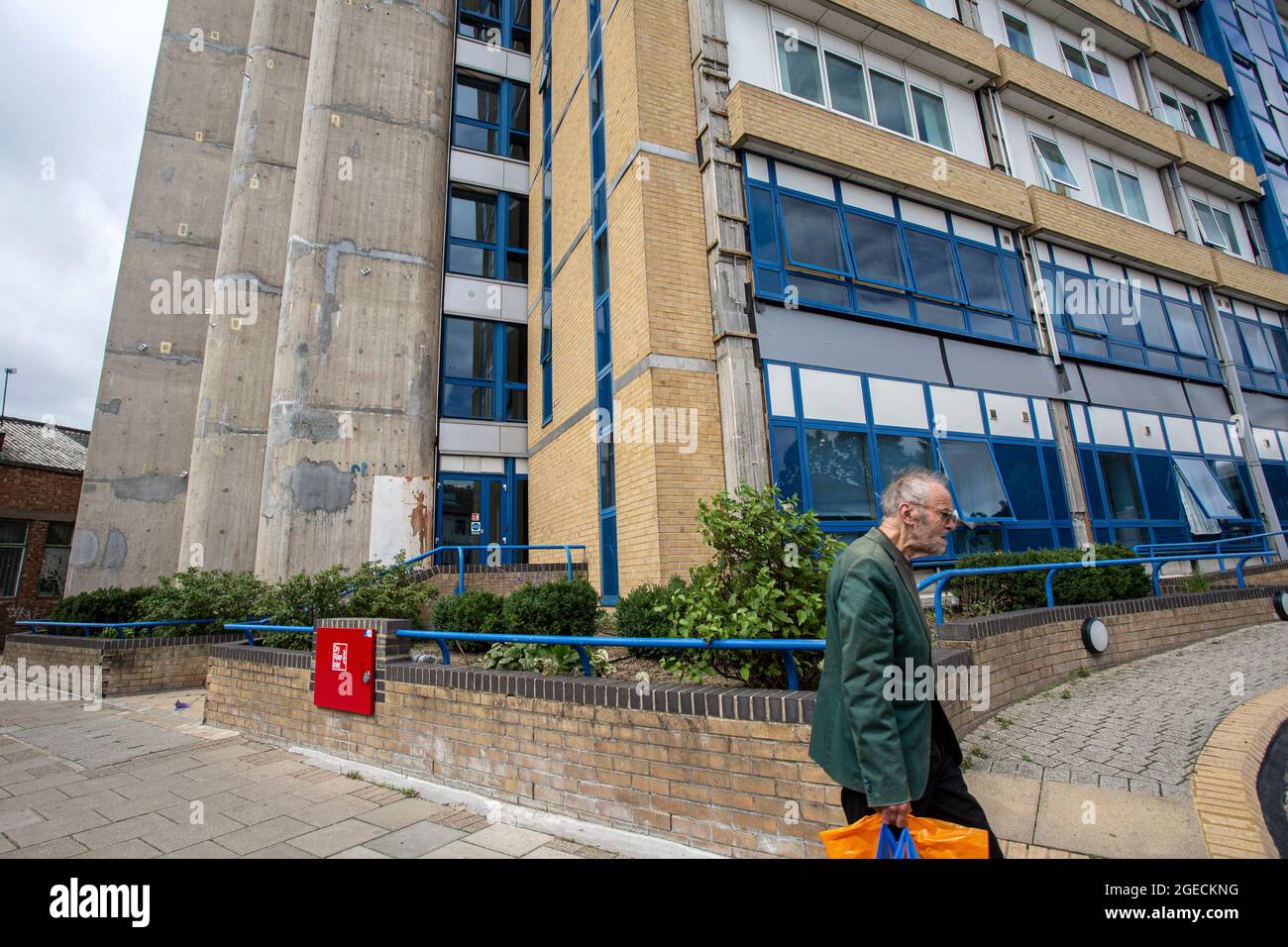 Großbritannien, Kent, Bromley am 14. August: Die Bewohner passieren das Northpoint-Gebäude, das durch Entfernen der Verkleidung repariert wird. Stockfoto