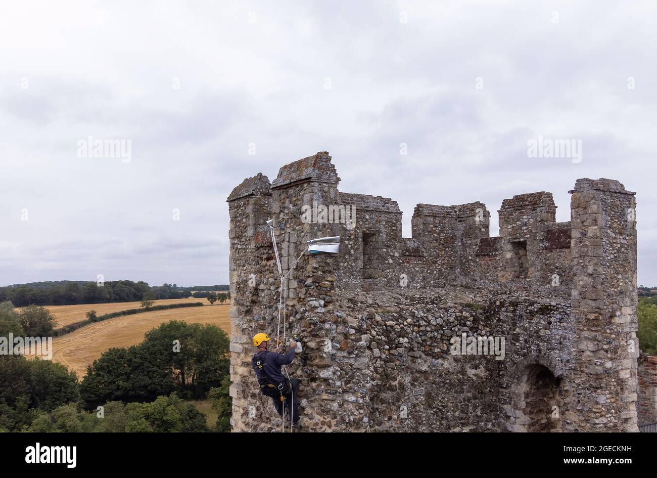 Der Naturschutzspezialist Joe Picalli führt im Framlingham Castle aus dem 12. Jahrhundert von English Heritage in Suffolk Reparaturen auf höchstem Niveau durch. Bilddatum: Donnerstag, 19. August 2021. Stockfoto