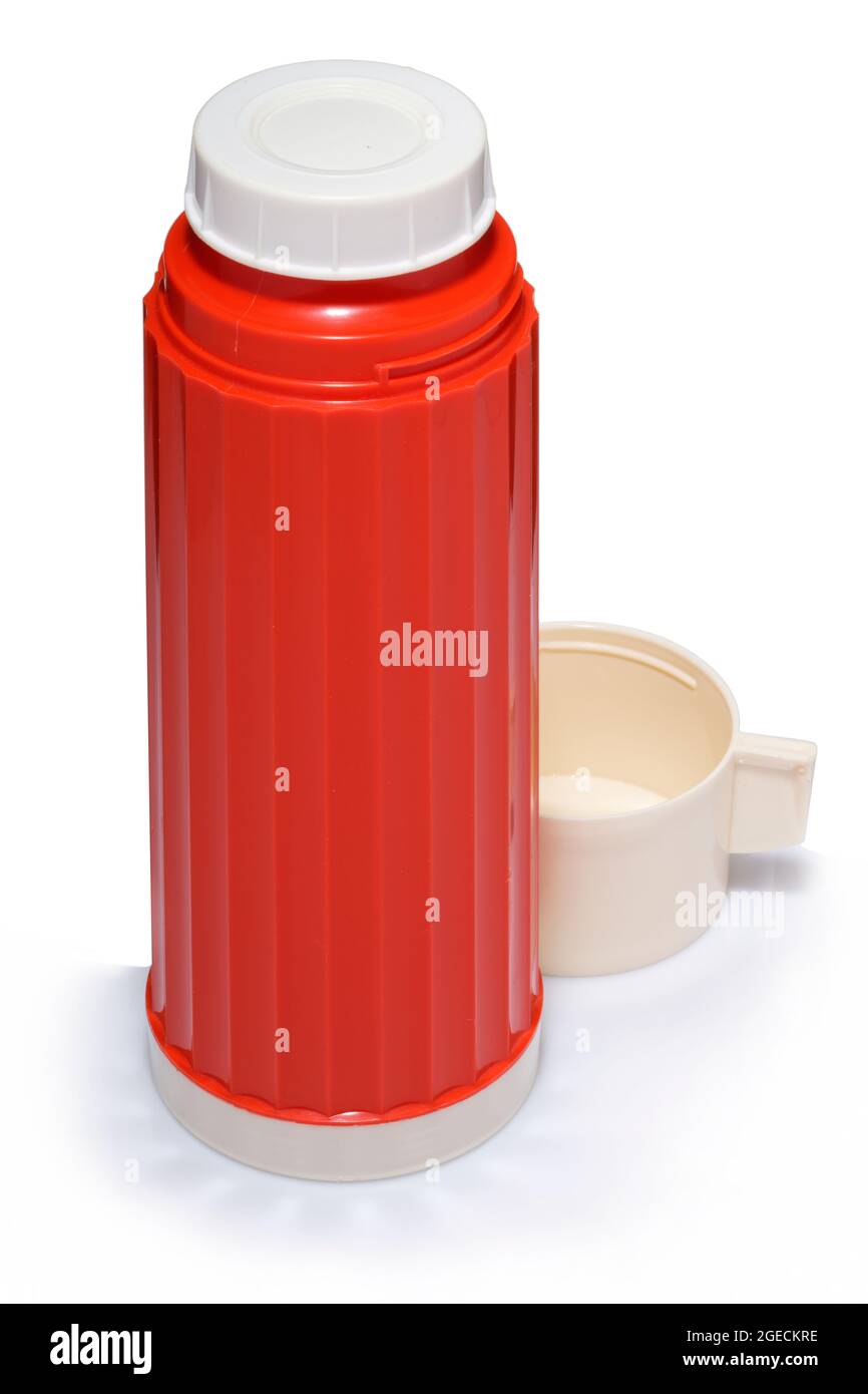 Orange Thermos Vakuum-Kolben aus den 1960er Jahren. Halten Sie Getränke in diesem Vakuumkolben aus Glas mit rotem/orangefarbenem Kunststoffgehäuse heiß oder kalt. Mit aufschraubbaren Becher. Stockfoto