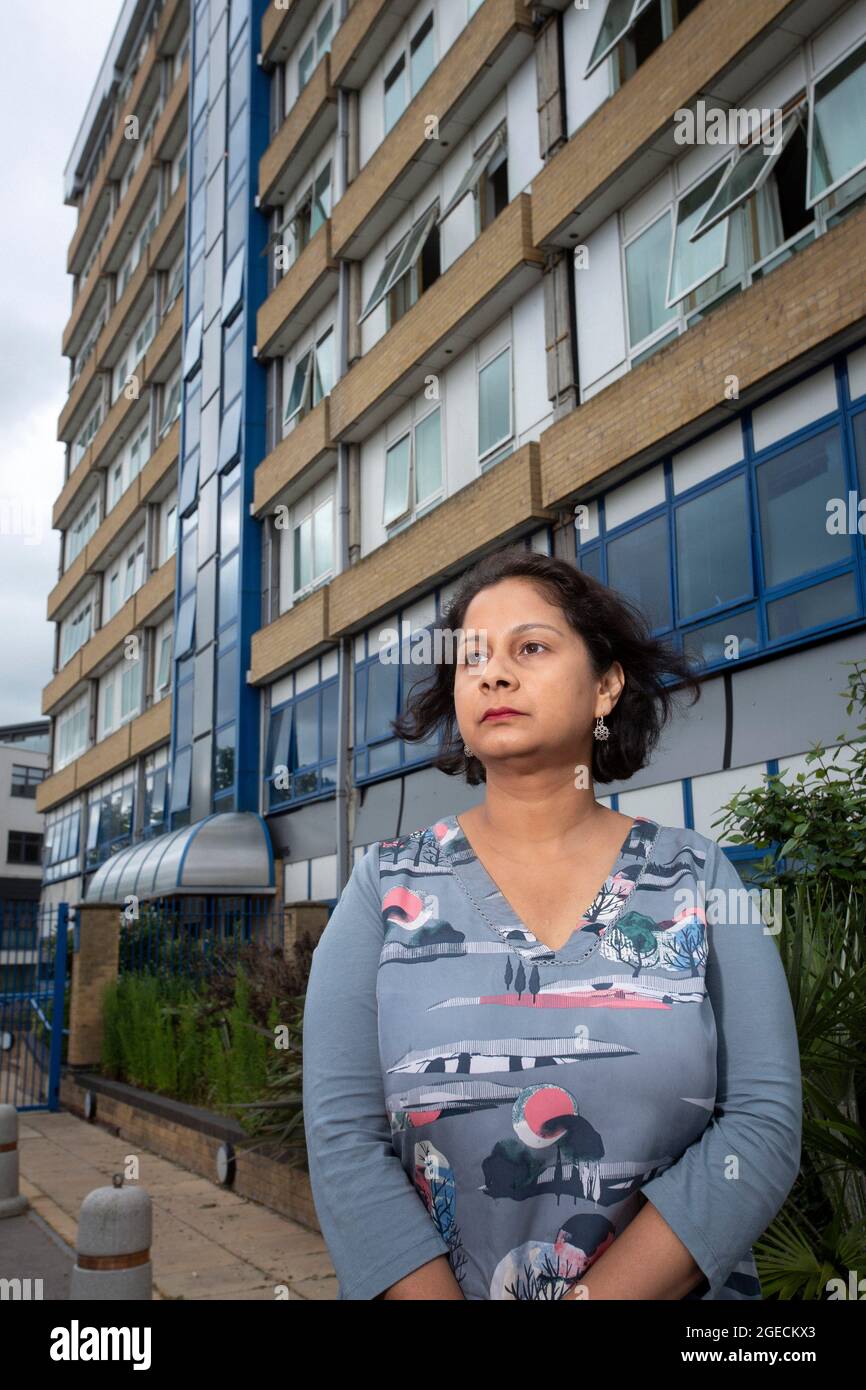 UK ,Kent,Bromley am 14. August: Ritu Saha, die Mitbegründerin der UK Cladding Action Group, lebt im obersten Stockwerk des Northpoint-Gebäudes. Stockfoto