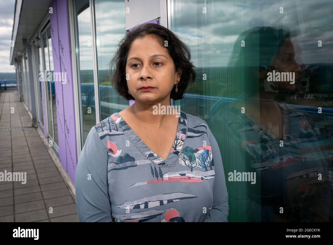 UK ,Kent,Bromley am 14. August: Ritu Saha, die Mitbegründerin der UK Cladding Action Group, lebt im obersten Stockwerk des Northpoint-Gebäudes. Stockfoto