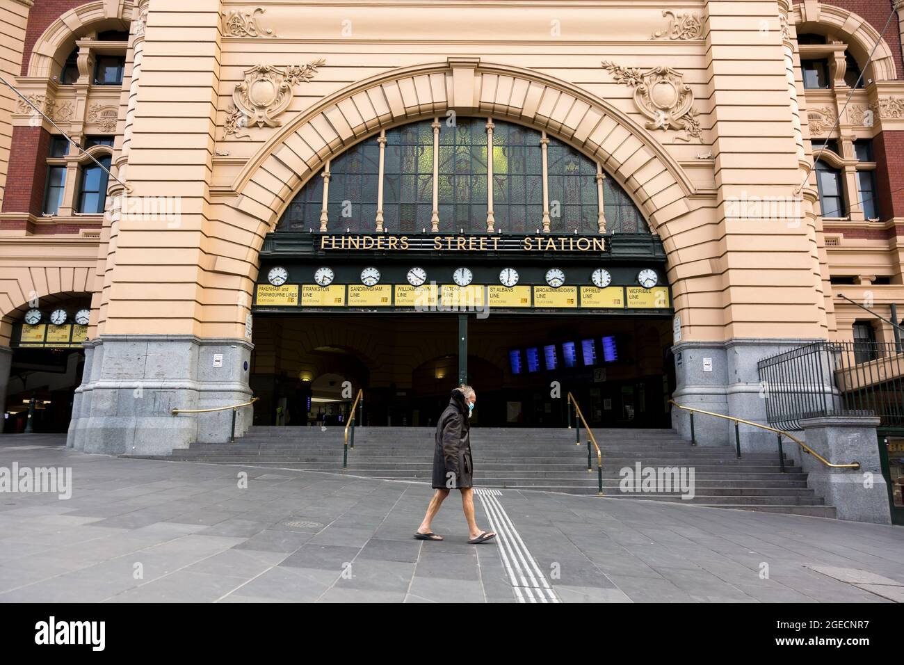 Melbourne, Australien, 3. August 2020. Während der COVID-19 in Melbourne, Australien, wird ein einsamer Mann mit Tangas und Gesichtsmask an einer leeren Flinders Street Station vorbei laufen gesehen. Während Melbourne seinen ersten Tag der Beschränkungen der Stufe 4 erlebt, sowie eine Ausgangssperre von 20:00 bis 5:00 Uhr, kündigte Premier Daniel Andrews heute den Plan für die Stilllegung für alle außer den wichtigsten Unternehmen für mindestens die nächsten 6 Wochen an. Victoria verzeichnete weitere 429 COVID-19-Fälle und 13 weitere Todesfälle, was die Gesamtzahl der aktiven Fälle in den Bundesstaaten auf 6,489 brachte. Kredit: Dave Hewison/Speed Media/Alamy Live Nachrichten Stockfoto