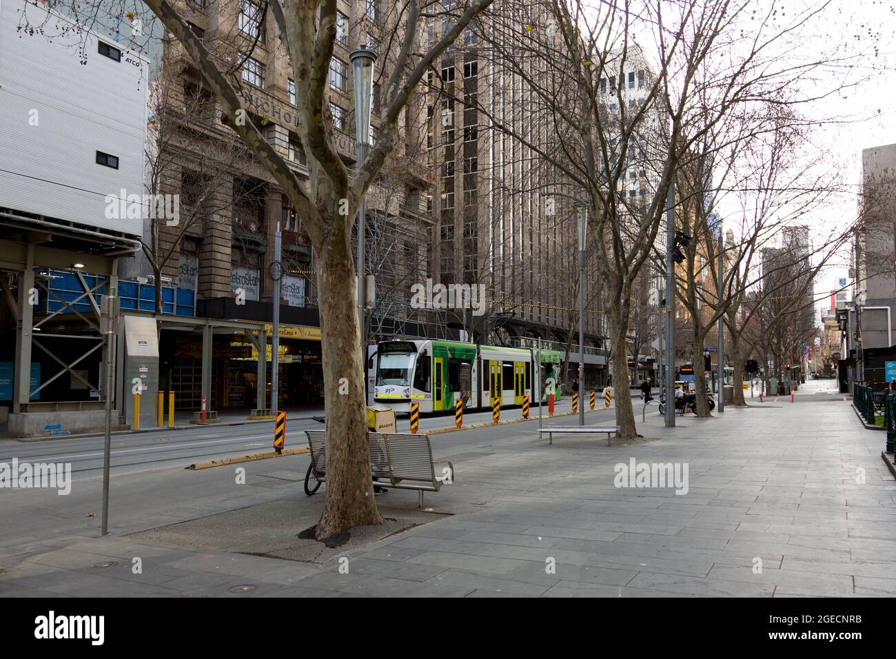 Melbourne, Australien, 3. August 2020. Ein Blick auf eine leere Swanston Street während der COVID-19 in Melbourne, Australien. Während Melbourne seinen ersten Tag der Beschränkungen der Stufe 4 erlebt, sowie eine Ausgangssperre von 20:00 bis 5:00 Uhr, kündigte Premier Daniel Andrews heute den Plan für die Stilllegung für alle außer den wichtigsten Unternehmen für mindestens die nächsten 6 Wochen an. Victoria verzeichnete weitere 429 COVID-19-Fälle und 13 weitere Todesfälle, was die Gesamtzahl der aktiven Fälle in den Bundesstaaten auf 6,489 brachte. Kredit: Dave Hewison/Speed Media/Alamy Live Nachrichten Stockfoto