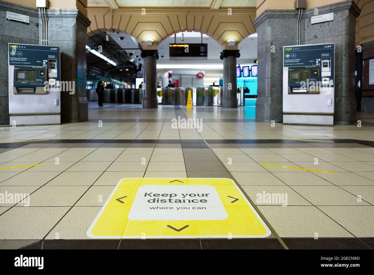 Melbourne, Australien, 3. August 2020. Ein Blick auf eine verlassene Flinders Street Station, während der COVID-19 in Melbourne, Australien, Beschränkungen der Stufe 4 in die Wege gehen. Während Melbourne seinen ersten Tag der Beschränkungen der Stufe 4 erlebt, sowie eine Ausgangssperre von 20:00 bis 5:00 Uhr, kündigte Premier Daniel Andrews heute den Plan für die Stilllegung für alle außer den wichtigsten Unternehmen für mindestens die nächsten 6 Wochen an. Victoria verzeichnete weitere 429 COVID-19-Fälle und 13 weitere Todesfälle, was die Gesamtzahl der aktiven Fälle in den Bundesstaaten auf 6,489 brachte. Kredit: Dave Hewison/Speed Media/Alamy Live Nachrichten Stockfoto