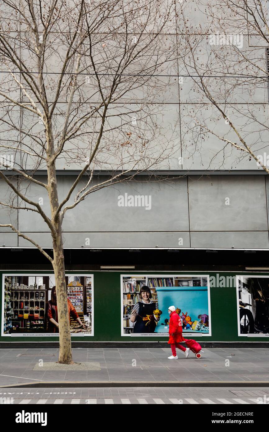 Melbourne, Australien, 3. August 2020. Auf der Swanston Street wird während der COVID-19 in Melbourne, Australien, eine Frau in ganz Rot mit einer Gesichtsmask gesehen. Während Melbourne seinen ersten Tag der Beschränkungen der Stufe 4 erlebt, sowie eine Ausgangssperre von 20:00 bis 5:00 Uhr, kündigte Premier Daniel Andrews heute den Plan für die Stilllegung für alle außer den wichtigsten Unternehmen für mindestens die nächsten 6 Wochen an. Victoria verzeichnete weitere 429 COVID-19-Fälle und 13 weitere Todesfälle, was die Gesamtzahl der aktiven Fälle in den Bundesstaaten auf 6,489 brachte. Kredit: Dave Hewison/Speed Media/Alamy Live Nachrichten Stockfoto
