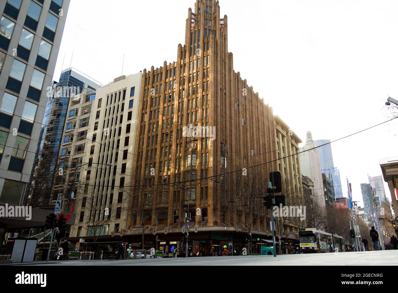 Melbourne, Australien, 3. August 2020. Ein Blick auf die Ecke der Collins und Russel Street während der COVID-19 in Melbourne, Australien. Während Melbourne seinen ersten Tag der Beschränkungen der Stufe 4 erlebt, sowie eine Ausgangssperre von 20:00 bis 5:00 Uhr, kündigte Premier Daniel Andrews heute den Plan für die Stilllegung für alle außer den wichtigsten Unternehmen für mindestens die nächsten 6 Wochen an. Victoria verzeichnete weitere 429 COVID-19-Fälle und 13 weitere Todesfälle, was die Gesamtzahl der aktiven Fälle in den Bundesstaaten auf 6,489 brachte. Kredit: Dave Hewison/Speed Media/Alamy Live Nachrichten Stockfoto