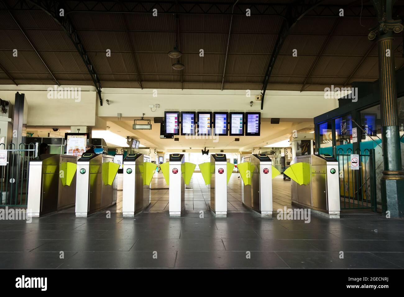 Melbourne, Australien, 3. August 2020. Ein Blick auf die ungenutzten Drehkreuze an der Flinders Street Station während der COVID-19 in Melbourne, Australien. Während Melbourne seinen ersten Tag der Beschränkungen der Stufe 4 erlebt, sowie eine Ausgangssperre von 20:00 bis 5:00 Uhr, kündigte Premier Daniel Andrews heute den Plan für die Stilllegung für alle außer den wichtigsten Unternehmen für mindestens die nächsten 6 Wochen an. Victoria verzeichnete weitere 429 COVID-19-Fälle und 13 weitere Todesfälle, was die Gesamtzahl der aktiven Fälle in den Bundesstaaten auf 6,489 brachte. Kredit: Dave Hewison/Speed Media/Alamy Live Nachrichten Stockfoto