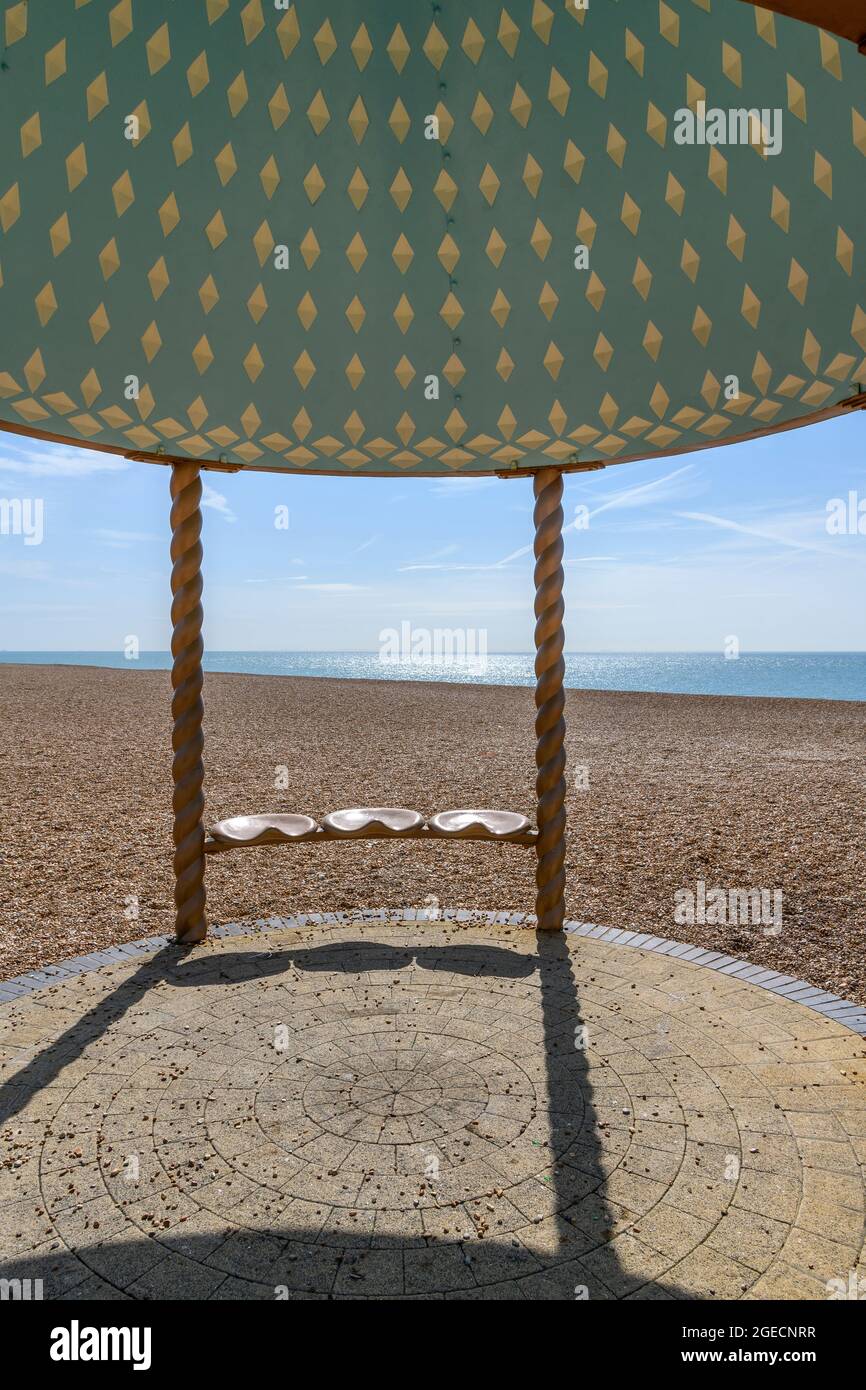 Pavillon der Gelee-Form von Lubaina Himid. Erbaut am Folkestone Beach für die Triennale 2017. Es ist jetzt Teil des Triennial Arts Festival 2021 von Folkestone. Stockfoto