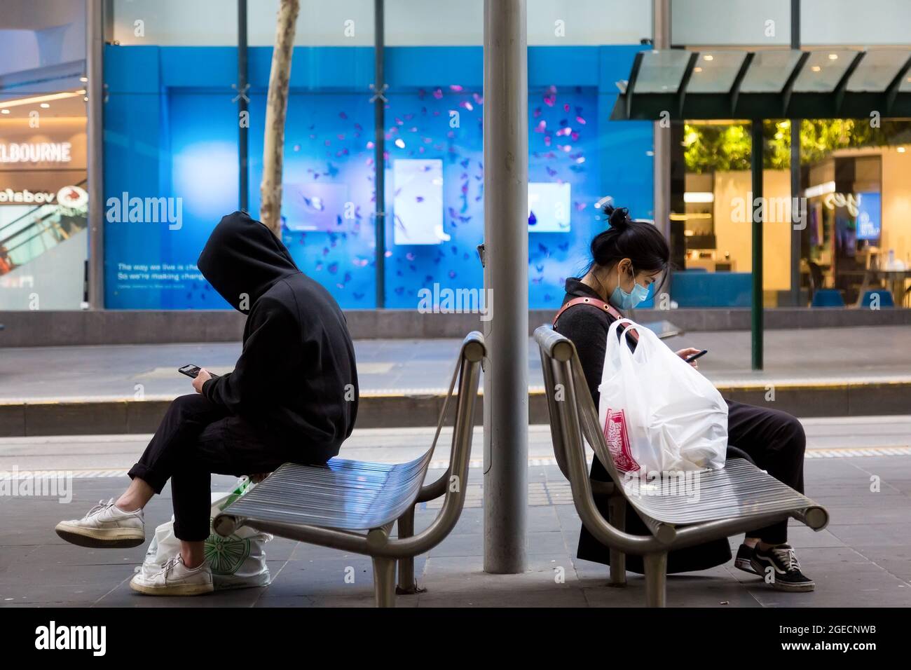 Melbourne, Australien, 3. August 2020. Pendler, die Gesichtsmasken tragen, werden während der COVID-19 in Melbourne, Australien, auf eine Straßenbahn warten sehen. Während Melbourne seinen ersten Tag der Beschränkungen der Stufe 4 erlebt, sowie eine Ausgangssperre von 20:00 bis 5:00 Uhr, kündigte Premier Daniel Andrews heute den Plan für die Stilllegung für alle außer den wichtigsten Unternehmen für mindestens die nächsten 6 Wochen an. Victoria verzeichnete weitere 429 COVID-19-Fälle und 13 weitere Todesfälle, was die Gesamtzahl der aktiven Fälle in den Bundesstaaten auf 6,489 brachte. Kredit: Dave Hewison/Speed Media/Alamy Live Nachrichten Stockfoto