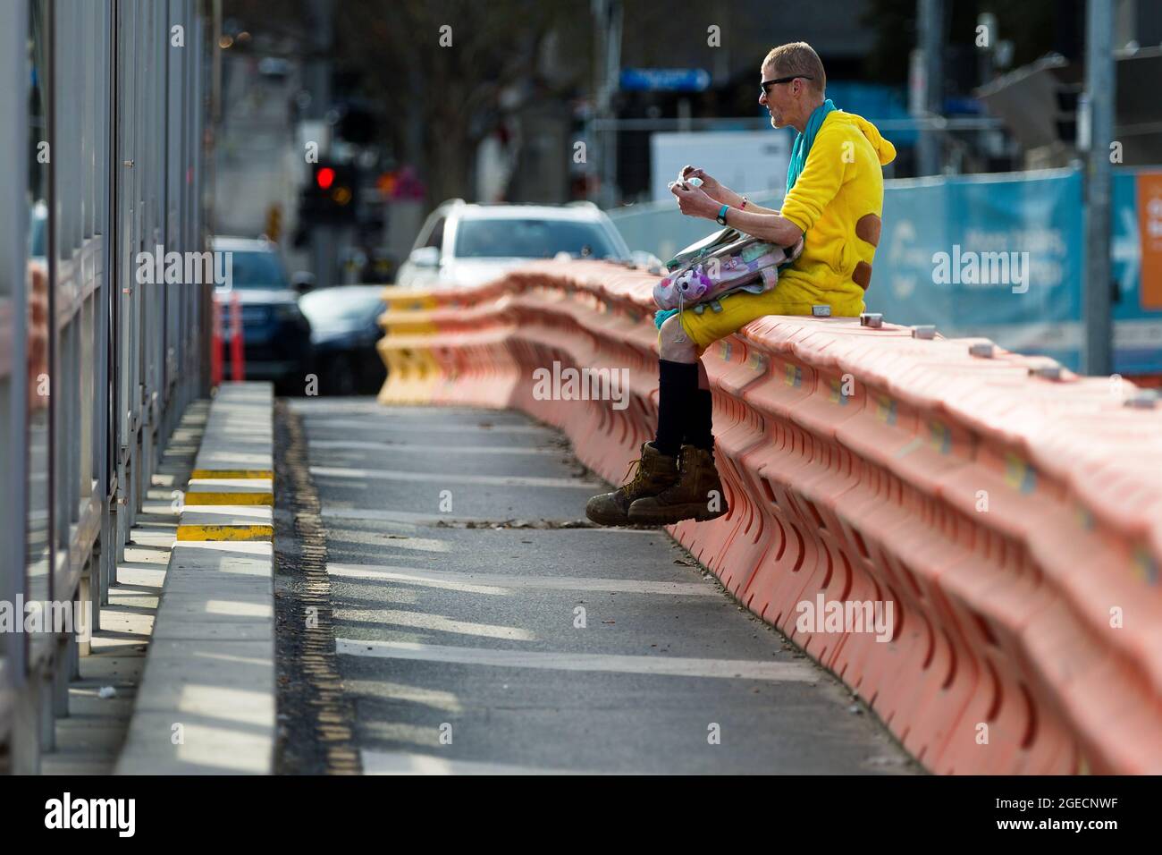 Melbourne, Australien, 3. August 2020. Während der COVID-19 in Melbourne, Australien, sitzt ein Mann in einem Tiger-Anzug-Einteiler auf den Baubarrieren in der Nähe der Flinders Street Station. Während Melbourne seinen ersten Tag der Beschränkungen der Stufe 4 erlebt, sowie eine Ausgangssperre von 20:00 bis 5:00 Uhr, kündigte Premier Daniel Andrews heute den Plan für die Stilllegung für alle außer den wichtigsten Unternehmen für mindestens die nächsten 6 Wochen an. Victoria verzeichnete weitere 429 COVID-19-Fälle und 13 weitere Todesfälle, was die Gesamtzahl der aktiven Fälle in den Bundesstaaten auf 6,489 brachte. Kredit: Dave Hewison/Speed Media/Alamy Live Nachrichten Stockfoto