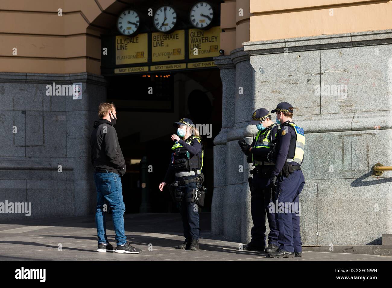 Melbourne, Australien, 3. August 2020. Ein Mann wird von der Polizei an der Flinders Street Station verhört. Die Polizei hat während der COVID-19 in Melbourne, Australien, die Kontrolle der Öffentlichkeit hochgefahren, um sicherzustellen, dass sie sich aus rechtmäßigen Gründen außerhalb des Landes aufhalten. Während Melbourne seinen ersten Tag der Beschränkungen der Stufe 4 erlebt, sowie eine Ausgangssperre von 20:00 bis 5:00 Uhr, kündigte Premier Daniel Andrews heute den Plan für die Stilllegung für alle außer den wichtigsten Unternehmen für mindestens die nächsten 6 Wochen an. Victoria verzeichnete weitere 429 COVID-19-Fälle und 13 weitere Todesfälle, was die Gesamtzahl der aktiven Fälle in den Bundesstaaten auf 6,489 brachte. Kredit: Dave Hewi Stockfoto