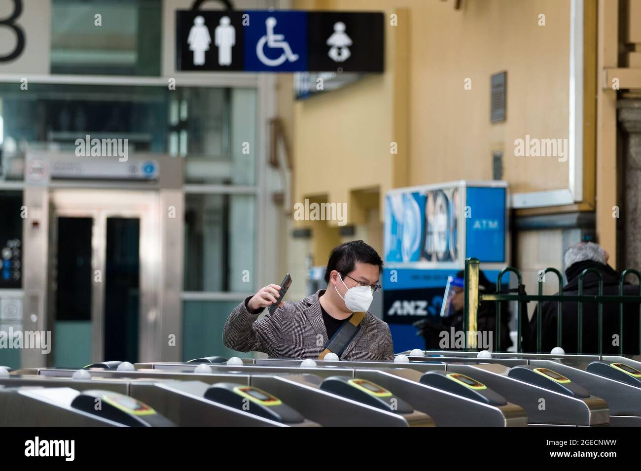 Melbourne, Australien, 3. August 2020. Ein Mann, der eine Gesichtsmask trägt, wird beim Betreten der Flinders Street Station während der COVID-19 in Melbourne, Australien, gesehen. Während Melbourne seinen ersten Tag der Beschränkungen der Stufe 4 erlebt, sowie eine Ausgangssperre von 20:00 bis 5:00 Uhr, kündigte Premier Daniel Andrews heute den Plan für die Stilllegung für alle außer den wichtigsten Unternehmen für mindestens die nächsten 6 Wochen an. Victoria verzeichnete weitere 429 COVID-19-Fälle und 13 weitere Todesfälle, was die Gesamtzahl der aktiven Fälle in den Bundesstaaten auf 6,489 brachte. Kredit: Dave Hewison/Speed Media/Alamy Live Nachrichten Stockfoto