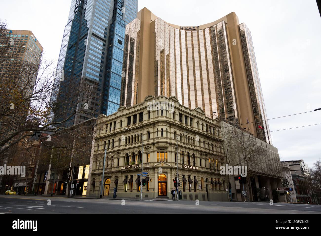 Melbourne, Australien, 3. August 2020. Die Kreuzung der Collins und Russell Straßen ohne Leben während der COVID-19 in Melbourne, Australien. Während Melbourne seinen ersten Tag der Beschränkungen der Stufe 4 erlebt, sowie eine Ausgangssperre von 20:00 bis 5:00 Uhr, kündigte Premier Daniel Andrews heute den Plan für die Stilllegung für alle außer den wichtigsten Unternehmen für mindestens die nächsten 6 Wochen an. Victoria verzeichnete weitere 429 COVID-19-Fälle und 13 weitere Todesfälle, was die Gesamtzahl der aktiven Fälle in den Bundesstaaten auf 6,489 brachte. Kredit: Dave Hewison/Speed Media/Alamy Live Nachrichten Stockfoto