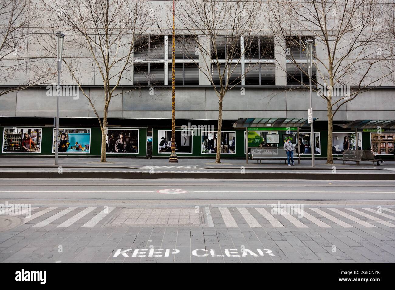 Melbourne, Australien, 3. August 2020. Während der COVID-19 in Melbourne, Australien, wird ein einsamer Mann an einer Straßenbahnhaltestelle in der Swanston Street erwartet. Während Melbourne seinen ersten Tag der Beschränkungen der Stufe 4 erlebt, sowie eine Ausgangssperre von 20:00 bis 5:00 Uhr, kündigte Premier Daniel Andrews heute den Plan für die Stilllegung für alle außer den wichtigsten Unternehmen für mindestens die nächsten 6 Wochen an. Victoria verzeichnete weitere 429 COVID-19-Fälle und 13 weitere Todesfälle, was die Gesamtzahl der aktiven Fälle in den Bundesstaaten auf 6,489 brachte. Kredit: Dave Hewison/Speed Media/Alamy Live Nachrichten Stockfoto