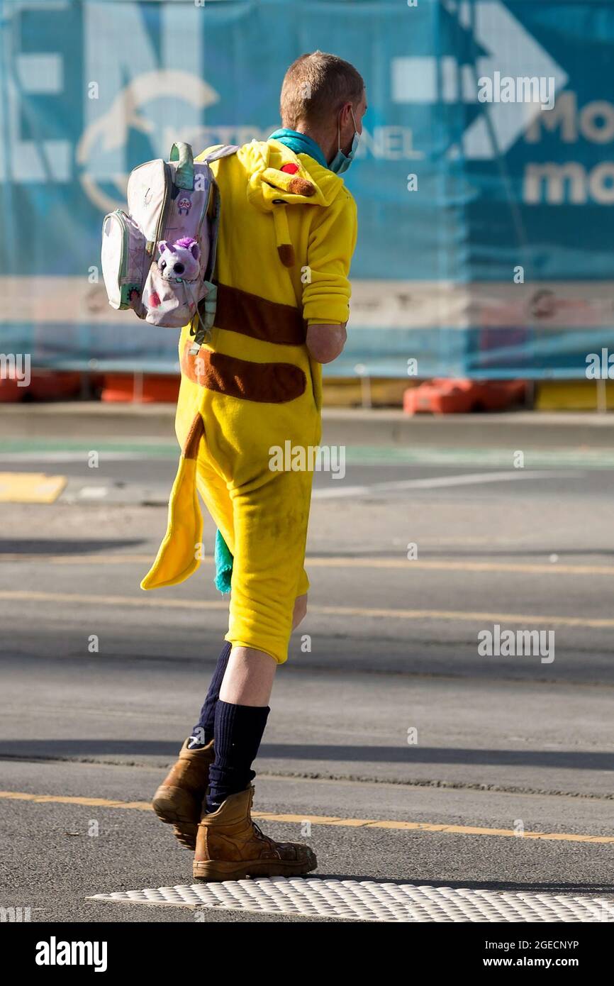 Melbourne, Australien, 3. August 2020. Ein Mann, der einen Tiger Suit-Einteiler und eine Gesichtsmask trägt, wird bei der COVID-19 in Melbourne, Australien, gesehen, wie er ein Einhorn in seinem Rucksack trägt. Während Melbourne seinen ersten Tag der Beschränkungen der Stufe 4 erlebt, sowie eine Ausgangssperre von 20:00 bis 5:00 Uhr, kündigte Premier Daniel Andrews heute den Plan für die Stilllegung für alle außer den wichtigsten Unternehmen für mindestens die nächsten 6 Wochen an. Victoria verzeichnete weitere 429 COVID-19-Fälle und 13 weitere Todesfälle, was die Gesamtzahl der aktiven Fälle in den Bundesstaaten auf 6,489 brachte. Kredit: Dave Hewison/Speed Media/Alamy Live Nachrichten Stockfoto