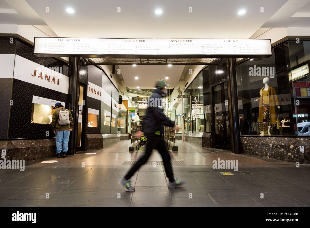 Melbourne, Australien, 3. August 2020. Während der COVID-19 in Melbourne, Australien, wird ein Mann auf der Collins Street zu Fuß beobachtet. Während Melbourne seinen ersten Tag der Beschränkungen der Stufe 4 erlebt, sowie eine Ausgangssperre von 20:00 bis 5:00 Uhr, kündigte Premier Daniel Andrews heute den Plan für die Stilllegung für alle außer den wichtigsten Unternehmen für mindestens die nächsten 6 Wochen an. Victoria verzeichnete weitere 429 COVID-19-Fälle und 13 weitere Todesfälle, was die Gesamtzahl der aktiven Fälle in den Bundesstaaten auf 6,489 brachte. Kredit: Dave Hewison/Speed Media/Alamy Live Nachrichten Stockfoto