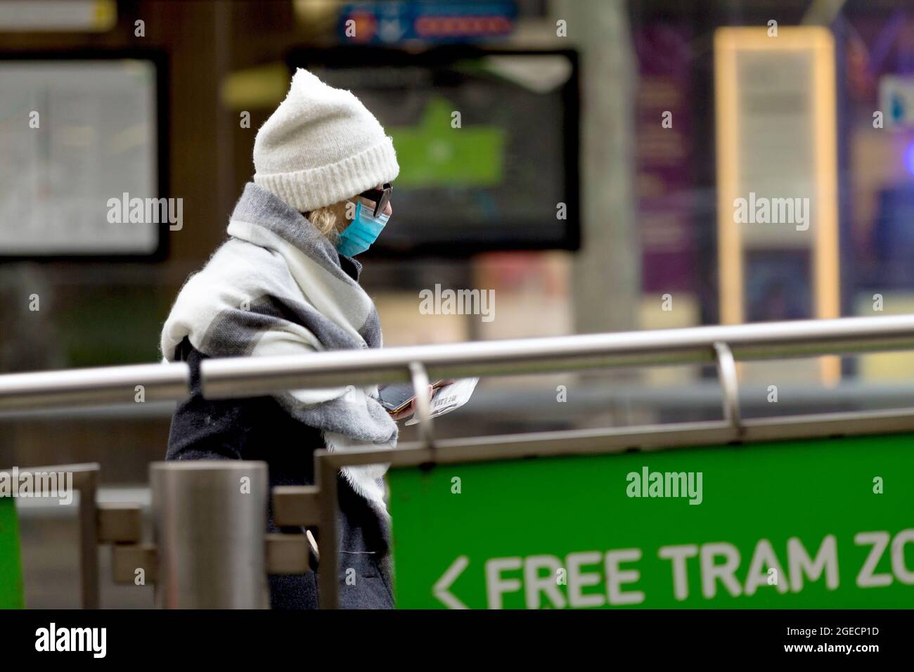 Melbourne, Australien, 3. August 2020. Während der COVID-19 in Melbourne, Australien, wird eine Frau mit einer Maske gesehen, die eine Straßenbahnhaltestelle anhält. Während Melbourne seinen ersten Tag der Beschränkungen der Stufe 4 erlebt, sowie eine Ausgangssperre von 20:00 bis 5:00 Uhr, kündigte Premier Daniel Andrews heute den Plan für die Stilllegung für alle außer den wichtigsten Unternehmen für mindestens die nächsten 6 Wochen an. Victoria verzeichnete weitere 429 COVID-19-Fälle und 13 weitere Todesfälle, was die Gesamtzahl der aktiven Fälle in den Bundesstaaten auf 6,489 brachte. Kredit: Dave Hewison/Speed Media/Alamy Live Nachrichten Stockfoto