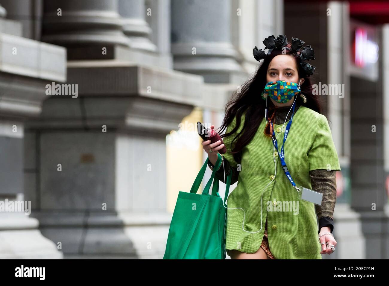 Melbourne, Australien, 3. August 2020. Eine Frau, die ein kunstvolles Haarteil und eine Gesichtsmask trägt, wird während der COVID-19 in Melbourne, Australien, an der 271 Collins Street spazieren sehen. Während Melbourne seinen ersten Tag der Beschränkungen der Stufe 4 erlebt, sowie eine Ausgangssperre von 20:00 bis 5:00 Uhr, kündigte Premier Daniel Andrews heute den Plan für die Stilllegung für alle außer den wichtigsten Unternehmen für mindestens die nächsten 6 Wochen an. Victoria verzeichnete weitere 429 COVID-19-Fälle und 13 weitere Todesfälle, was die Gesamtzahl der aktiven Fälle in den Bundesstaaten auf 6,489 brachte. Kredit: Dave Hewison/Speed Media/Alamy Live Nachrichten Stockfoto