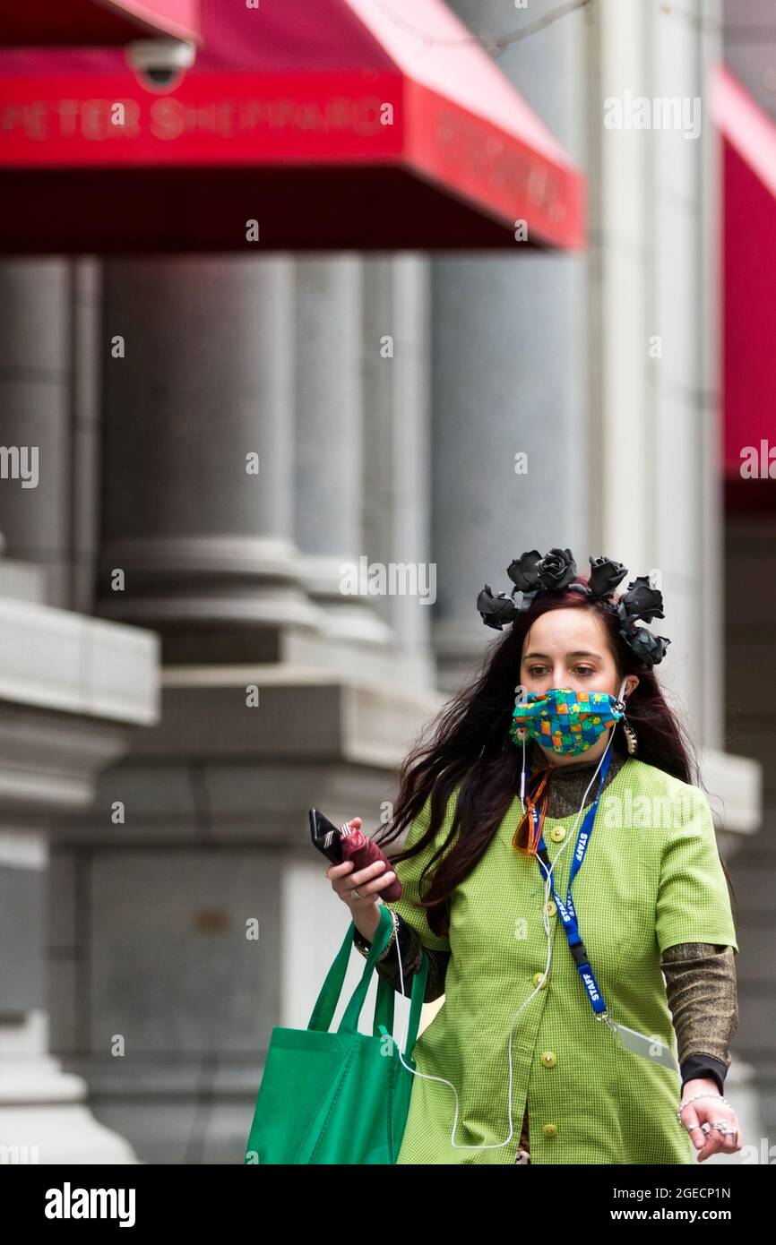 Melbourne, Australien, 3. August 2020. Eine Frau, die ein kunstvolles Haarteil und eine Gesichtsmask trägt, wird während der COVID-19 in Melbourne, Australien, an der 271 Collins Street spazieren sehen. Während Melbourne seinen ersten Tag der Beschränkungen der Stufe 4 erlebt, sowie eine Ausgangssperre von 20:00 bis 5:00 Uhr, kündigte Premier Daniel Andrews heute den Plan für die Stilllegung für alle außer den wichtigsten Unternehmen für mindestens die nächsten 6 Wochen an. Victoria verzeichnete weitere 429 COVID-19-Fälle und 13 weitere Todesfälle, was die Gesamtzahl der aktiven Fälle in den Bundesstaaten auf 6,489 brachte. Kredit: Dave Hewison/Speed Media/Alamy Live Nachrichten Stockfoto
