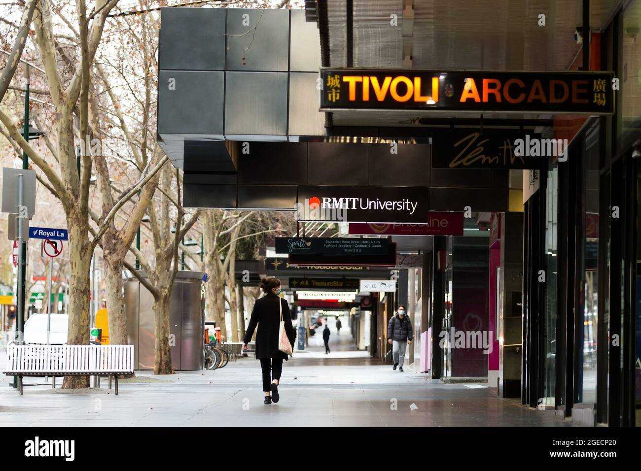 Melbourne, Australien, 3. August 2020. Bourke Street während der COVID-19 in Melbourne, Australien, unter Einschränkungen der Stufe 4. Während Melbourne seinen ersten Tag der Beschränkungen der Stufe 4 erlebt, sowie eine Ausgangssperre von 20:00 bis 5:00 Uhr, kündigte Premier Daniel Andrews heute den Plan für die Stilllegung für alle außer den wichtigsten Unternehmen für mindestens die nächsten 6 Wochen an. Victoria verzeichnete weitere 429 COVID-19-Fälle und 13 weitere Todesfälle, was die Gesamtzahl der aktiven Fälle in den Bundesstaaten auf 6,489 brachte. Kredit: Dave Hewison/Speed Media/Alamy Live Nachrichten Stockfoto