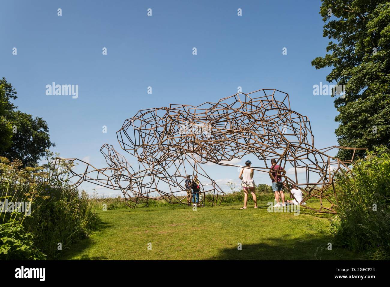 Besucher genießen Firmament von Antony Gormley im Jupiter Artland Outdoor Skulpturenpark in der Nähe von Edinburgh Stockfoto
