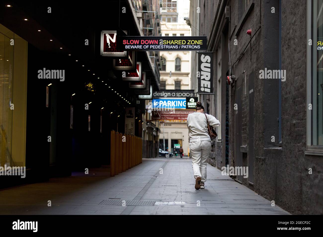 Melbourne, Australien, 3. August 2020. Während der COVID-19 in Melbourne, Australien, wird eine Frau durch eine der verlassenen Gassen Melbournes laufen sehen. Während Melbourne seinen ersten Tag der Beschränkungen der Stufe 4 erlebt, sowie eine Ausgangssperre von 20:00 bis 5:00 Uhr, kündigte Premier Daniel Andrews heute den Plan für die Stilllegung für alle außer den wichtigsten Unternehmen für mindestens die nächsten 6 Wochen an. Victoria verzeichnete weitere 429 COVID-19-Fälle und 13 weitere Todesfälle, was die Gesamtzahl der aktiven Fälle in den Bundesstaaten auf 6,489 brachte. Kredit: Dave Hewison/Speed Media/Alamy Live Nachrichten Stockfoto