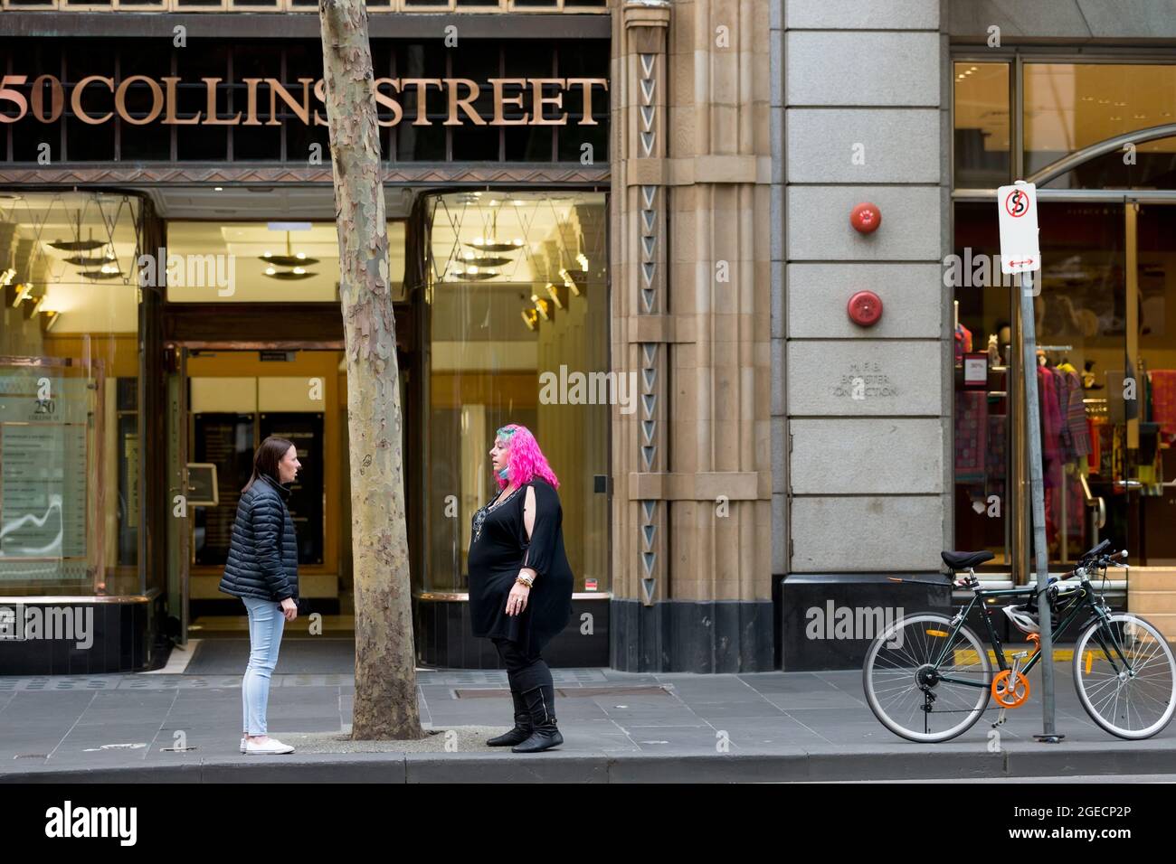 Melbourne, Australien, 3. August 2020. Zwei Frauen und ein Baum werden als sozial distanziert angesehen, während sie eine Pause während der COVID-19 in Melbourne, Australien, genießen. Während Melbourne seinen ersten Tag der Beschränkungen der Stufe 4 erlebt, sowie eine Ausgangssperre von 20:00 bis 5:00 Uhr, kündigte Premier Daniel Andrews heute den Plan für die Stilllegung für alle außer den wichtigsten Unternehmen für mindestens die nächsten 6 Wochen an. Victoria verzeichnete weitere 429 COVID-19-Fälle und 13 weitere Todesfälle, was die Gesamtzahl der aktiven Fälle in den Bundesstaaten auf 6,489 brachte. Kredit: Dave Hewison/Speed Media/Alamy Live Nachrichten Stockfoto
